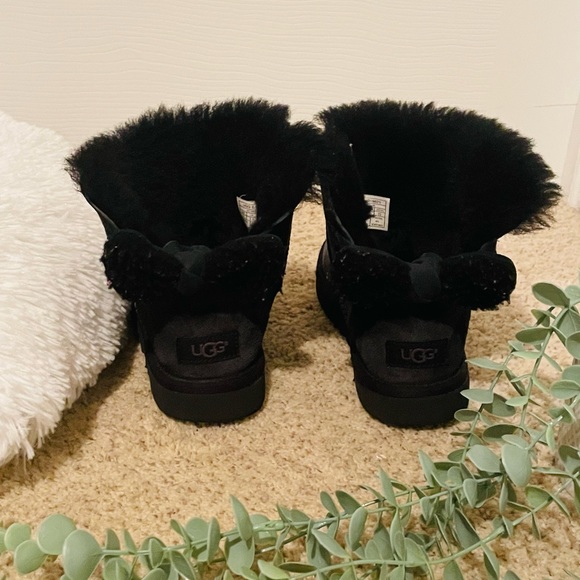 BLACK UGGS - Picture 3 of 7